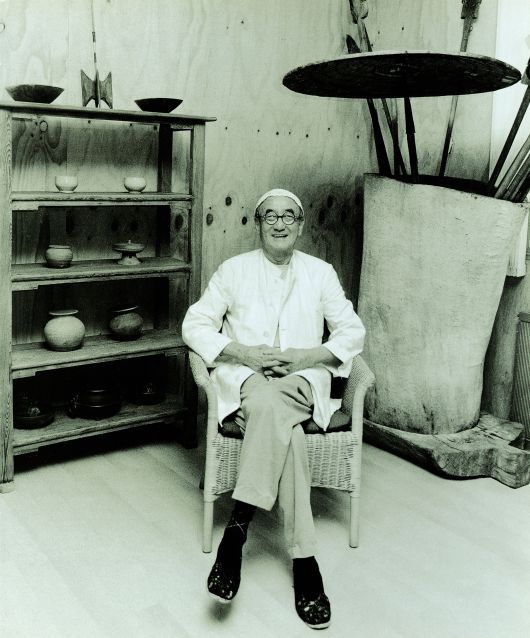 이대원이 파주 작업실에 앉아있는 사진.