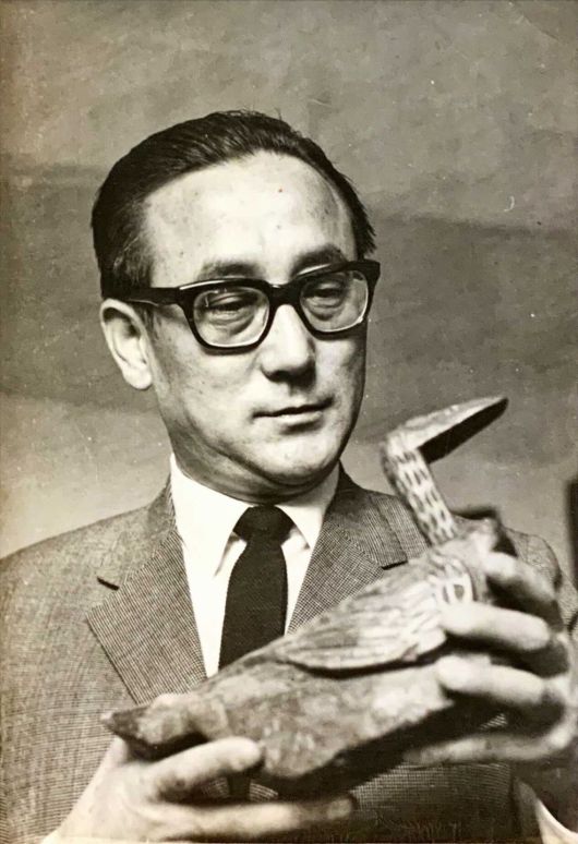 이대원의 젊은 시절 사진, 이대원은 일찍부터 한국 민예품을 깊이 사랑하고 애장했으며, 관련 서적을 번역하기도 했다. 본인 작품의 화려한 색채는 전통 자수에서 영향을 받았다고 말한 바 있다.