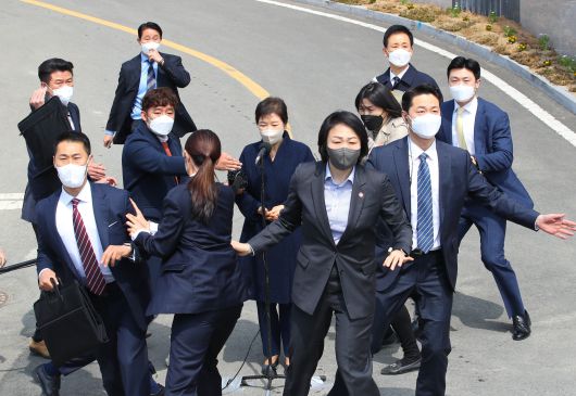 박근혜 전 대통령이 24일 오후 대구 달성군 유가읍 쌍계리 사저 앞에 도착해 대국민 메시지를 발표하는 가운데 40대 남성이 소주병을 던져 경호원들이 박 전 대통령을 둘러싸고 있다./2022.03.24 김동환 기자