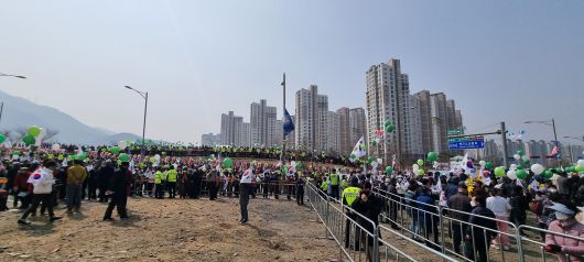 박근혜 전 대통령이 달성군 사저에 입주하기 몇 시간전부터 사저 인근에 몰려든 인파. /이승규 기자