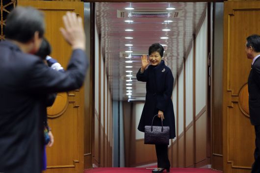 지난 2015년 11월 29일 당시 박근혜 대통령이 성남 서울공항 출국장에서 환송객들에게 손을 흔들고 있다./연합뉴스