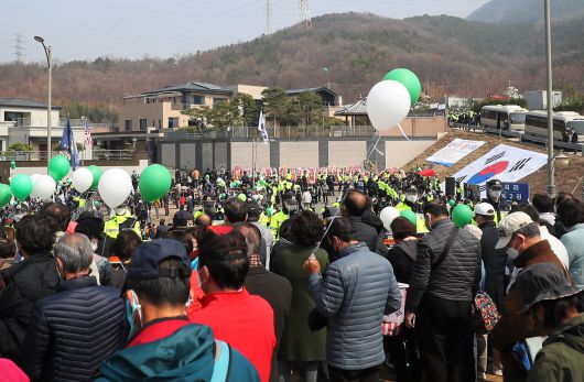 박근혜 전 대통령이 24일 오후 대구 달성군 유가읍 쌍계리 사저 앞에 도착해 대국민 메시지를 발표하기로 한 가운데 사저 앞이 지지자들로 가득 차 있다./2022.03.24 김동환 기자