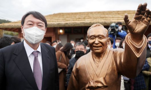 윤석열 대통령 당선인이 국민의힘 후보 시절이던 지난해 11월 고 홍남순 변호사 생가를 찾아 고인의 동상 옆에서 사진 촬영을 하고 있다. /국민의힘 제공