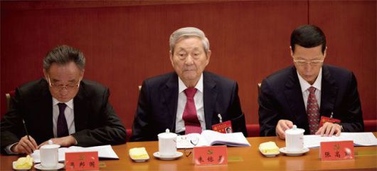 주룽지(朱镕基) 전 총리(가운데)가 2017년 10월 19차 중국공산당 대회 개막식에서 시진핑 총서기의 연설을 듣고 있다. 주룽지는 시진핑의 무제한 장기 집권 연임에 반대 의견을 밝혔다고 월스트리저널이 2022년 3월15일자에서 보도했다./뉴시스