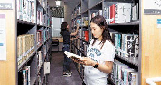 연세대 학생들이 도서관에서 책을 보고 있다. QS가 발표한‘2022 세계 대학 평가 전공별 순위’에서 연세대 문헌정보학은 33위로 이 부문 국내 최고를 기록했다. /연세대
