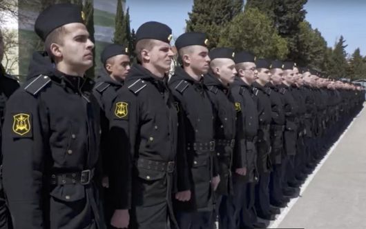 16일 크림반도의 세바스토폴 항구의 해군 기지에 도열한 모스크바 순양함의 승조원들. 러시아 국방부는 "승조원 전원이 구출됐다"고 발표했으나, 이날 공개된 동영상에는 100여 명만 확인됐다. 구금설이 나돈 흑해 함대 사령관은 이날 열병식에 보이지 않았다./러시아 국방부 배포/EPA 연합뉴스