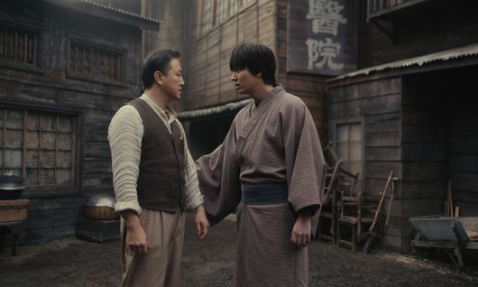 애플TV+ 드라마 '파친코'에서 제주 출신 고한수(이민호·오른쪽)가 아버지(정웅인)와 다투는 장면이다. 한국어 자막을 선택하면 “경 부탁허는디 게민 어떵허나?”(그렇게 부탁하는데 그럼 어떡하냐?)” “안된댄 해사주마씨(안된다고 해야죠)"라는 자막이 뜬다. /애플TV+