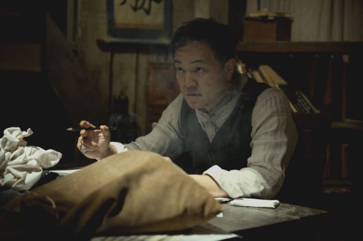 애플TV+ 드라마 '파친코'에서 제주 출신 고한수(이민호)의 아버지로 등장하는 정웅인. /애플TV+