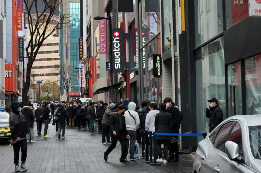 '문스와치' 출시일인 지난 3월 26일 서울 중구 스와치 명동점 상황. /인스타그램 캡처·뉴스1