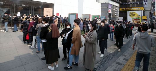 2020년 11월 13일 서울 중구 유니클로 명동중앙점 앞의 인파. 반일 불매운동을 뚫은 유니클로×질샌더 열풍은 유통업계에 큰 화제를 모았다. /김연정 객원기자