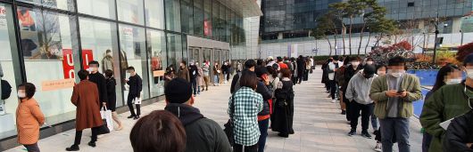 2020년 11월 13일 서울 잠실 유니클로 매장 앞에 몰려든 인파. /한경진 기자