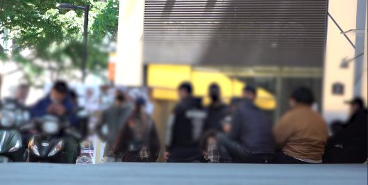 지난 5월 10일 서울 스와치 명동점 주변에서 시간을 보내고 있던 리셀러와 줄서기 알바생들. 한 리셀러는 "득템한 물건을 빠르게 실어나르고, 매장을 돌아다니려면 오토바이와 스쿠터는 필수"라고 했다. /유튜브 채널 '라인업 LineUp'