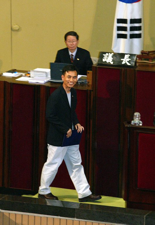 2003년 4월 29일 열린 국회 본회의에서 면바지에 라운드티 차림의 유시민 의원이 의원 선서를 위해 단상으로 올라가고 있다.야당의원들이 유의원의 복장을 문제삼아 퇴장해 선서가 하루 연기됐다. 유시민의원은 하루 뒤 정장차림으로  선서 했다./전기병 기자