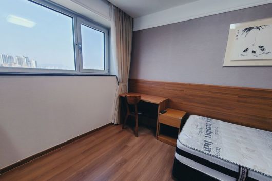 서울시가 지난 2020년 종로구 숭인동의 베니키아호텔을 개조해 만든 청년 임대주택 '영하우스'의 내부 모습. 허름한 모텔 방과 다를바 없어보이는 이곳 임대료는 보증금 5000만원에 월 50만원으로 책정됐다. 김현미 당시 국토교통부 장관은 "굉장히 반응이 좋다. 근사하다"고 주장했지만, 207가구 중에 180여가구가 입주 전 계약을 취소했다. /조선일보DB