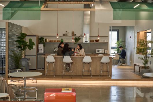 서울 강북구 수유동에 있는 코-리빙 하우스인 '에피소드 수유 838'의 공용 라운지.