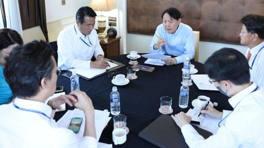 윤석열 대통령이 28일 오전(현지시간) 스페인 마드리드 시내 호텔에서 참모들과 나토(NATO) 정상회담 사전 점검회의를 하고 있다. 2022.6.28/뉴스1