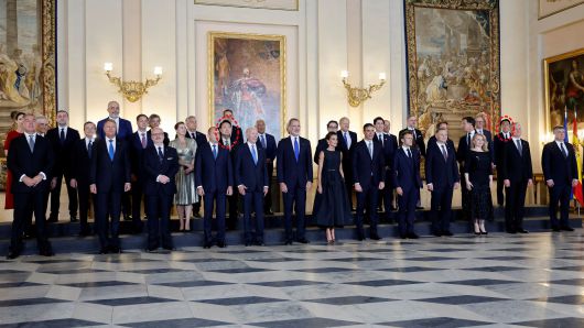 NATO 정상들이 2022년 6월 28일 스페인 마드리드에서 열린 NATO 정상 회담 중 로열 갈라 만찬 전에 스페인의 펠리페 왕과 레티치아 왕비와 함께 단체사진을 찍고 있는 가운데 윤석열 대통령(왼쪽 빨간원)과 일본의 기시다 총리(오른쪽 원) 두 정상간의 거리가 상당히 떨어져 있는 모습이다./로이터 연합뉴스