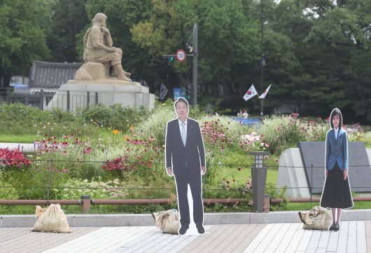 8일 오후 윤 대통령 부부의 웨딩 등신대가 사라진 모습이다. /뉴스1