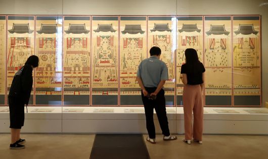 서울역사박물관에 전시된 임인진연도병     (서울=연합뉴스) 이재희 기자 = 30일 재개장한 서울 종로구 서울역사박물관 상설전시장에서 관계자들이 임인진연도병을 살펴보고 있다. 2022.6.30     scape@yna.co.kr/2022-06-30 15:07:14/ <저작권자 ⓒ 1980-2022 ㈜연합뉴스. 무단 전재 재배포 금지.>