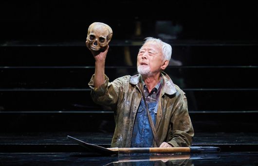 연극 '햄릿'의 무덤지기 권성덕. 커튼콜 때는 지팡이를 짚고 나왔다. /신시컴퍼니