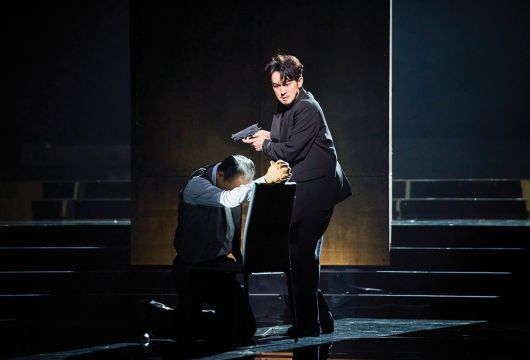 햄릿(강필석)은 숙부 클로디어스(유인촌)에게 복수하려 하지만 그가 기도를 하는 중이라 행동을 미룬다. /신시컴퍼니