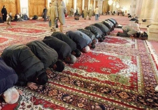 기도를 통해 영적 연결을 강화하면 내면의 고요함과 만날 수 있다. 시리아 다마스커스의 우마야드 이슬람 사원에서 신도들이 사우디 아라비아의 메카를 향해 기도하고 있다./위키피디아(2003년 12월 1일)