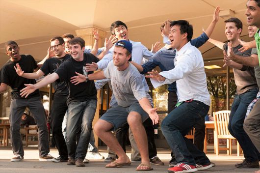 암 환자에게 친구는 매우 중요하다. 하지만 100명의 먼 친구보다는 속마음을 터놓을 수 있는 1명이 더 좋다. 사진은  미국 스탠포드대학교 학생들이 2015년에 함께 춤을 추며 우정을 쌓고 있는 모습./스탠포드대학교