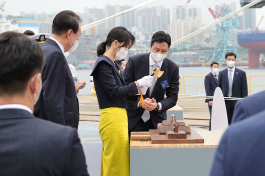 윤석열 대통령 부인 김건희 여사가 28일 울산 현대중공업에서 열린 정조대왕함 진수식에서 진수 도끼로 진수선을 자르고 있다. /뉴스1