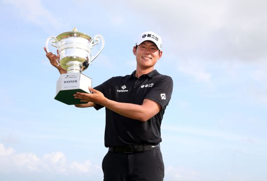 캐나다 교포 신용구가 14일 전남 영암군 사우스링스 영암에서 KPGA 코리안투어 우성종합건설 오픈 우승 트로피를 들고 기뻐하고 있다./KPGA