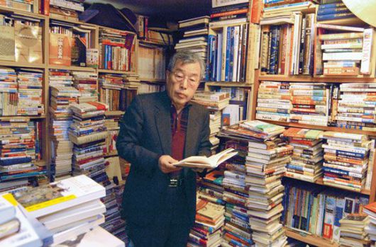 서울 마포구 성산동 자택에서 사방 책에 둘러싸여 있는 생전의 이상희 장관 모습/월간조선 제공