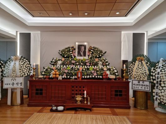 2022년 8월10일 밤 서울대병원 장례식장에 마련된 고 이상희 전 장관의 빈소 모습/송의달 기자