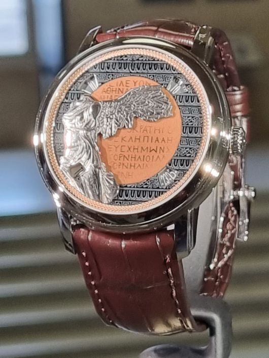 사모트라케의 니케에서 영감받은 시계. /최보윤 기자