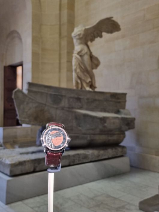 루브르 박물관을 대표하는 작품 중 하나인 사모트라케의 니케 - (안티고노스 왕조의 헬레니즘 시대 그리스)와 그에 영감받은 바쉐론 콘스탄틴 시계가 단 하루 전시됐다. /최보윤 기자