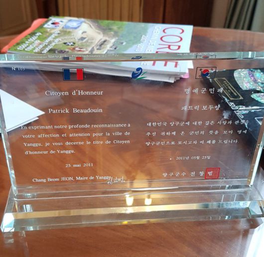보두앵씨의 시장 집무실에 있던 명예 양구 군민증/생망데=손진석 기자