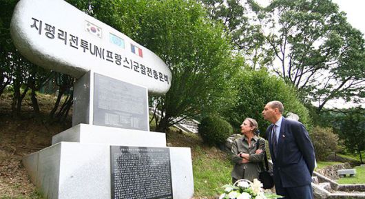 6.25전쟁 당시 프랑스군을 이끈 랄프 몽클라르 장군의 딸 파비엔 몽클라르씨와 남편 베르나르 뒤푸르씨(예비역 대령)가 지평리 전투 충혼비를 찾아왔을 때 모습. 파비엔 몽클라르씨는 2017년 암으로 별세했다./조선일보 DB