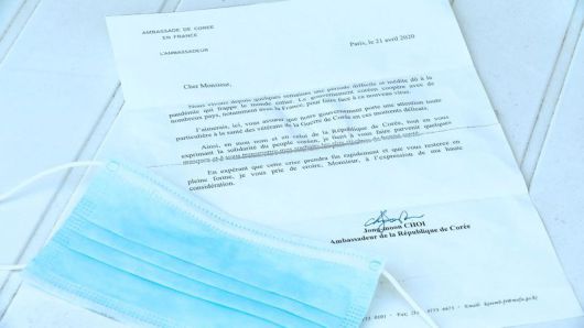 오즈왈드씨가 방송 인터뷰에서 주프랑스한국대사관으로부터 받았다는 편지와 마스크를 보여줬다./프랑스3