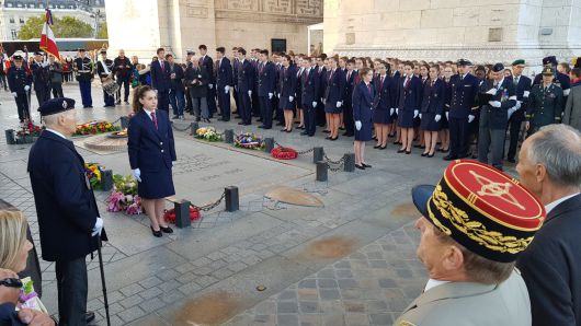 2019년 10월 파리의 개선문에서 프랑스군의 6.25전쟁 참전 기념식이 열렸을 당시 모습. 왼쪽에 서 있는 노병이 자크 그리졸레씨이다. 맞은편 제복을 입은 젊은이들은 프랑스 생시르육군사관학교 생도들이다./파리=손진석 기자