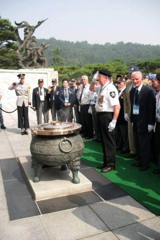 2013년 서울에 와서 국립현충원을 방문해 제복을 입고 경례를 하고 있는 폴 로랑씨/우에스트프랑스