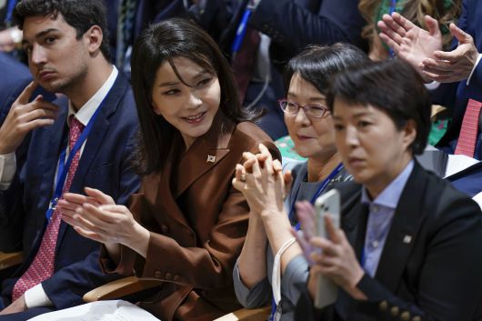 20일 유엔총회에서 윤석열 대통령의 유엔연설을 들으며 박수치는 김건희 여사./AP 연합뉴스