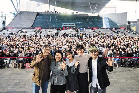 지난 7일 부산영화제 오픈토크에 참여한 티빙 ‘욘더’ 출연진 정진영, 이정은, 한지민, 신하균과 이준익 감독. /부산국제영화제