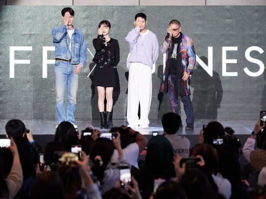 6일 부산영화제 야외극장에서 열린 OTT 디즈니+ 신작 '커넥트'의 오픈 토크 행사에서 출연 배우 고경표, 김혜준, 정해인과 연출을 맡은 미이케 다카시 감독이 관객들을 향해 한 눈을 가리며 웃고 있다. 극중 초인적 재생 능력을 가진 주인공 '동수'(정해인)는 빼앗긴 한쪽 눈을 통해 연쇄살인마 '진섭'(고경표)이 보고 있는 것이 보일 때 마다 한 쪽 눈을 가린다. 이날 오픈토크 역시 부산 영화의전당  야외극장 객석 약 1000여 석이 꽉 찼다. /부산국제영화제