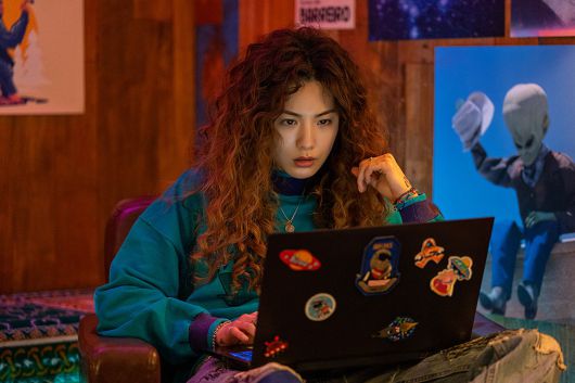 전여빈, 나나 주연의 밀레니얼 세대 생활밀착형 SF 시리즈 '글리치'. 호러와 코미디, SF판타지와 밀레니얼의 팍팍한 사회 생활 이야기가 맛깔나게 뒤섞여 있다. /넷플릭스