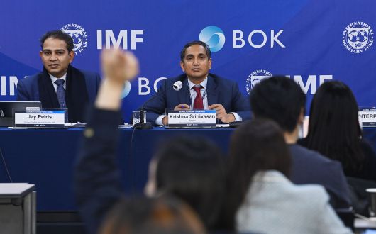 크리슈나 스리니바산 국제통화기금(IMF) 아시아·태평양 담당 국장이 25일 서울 중구 한국은행에서 열린 기자 간담회에서 취재진의 질문을 듣고 있다. /사진공동취재단