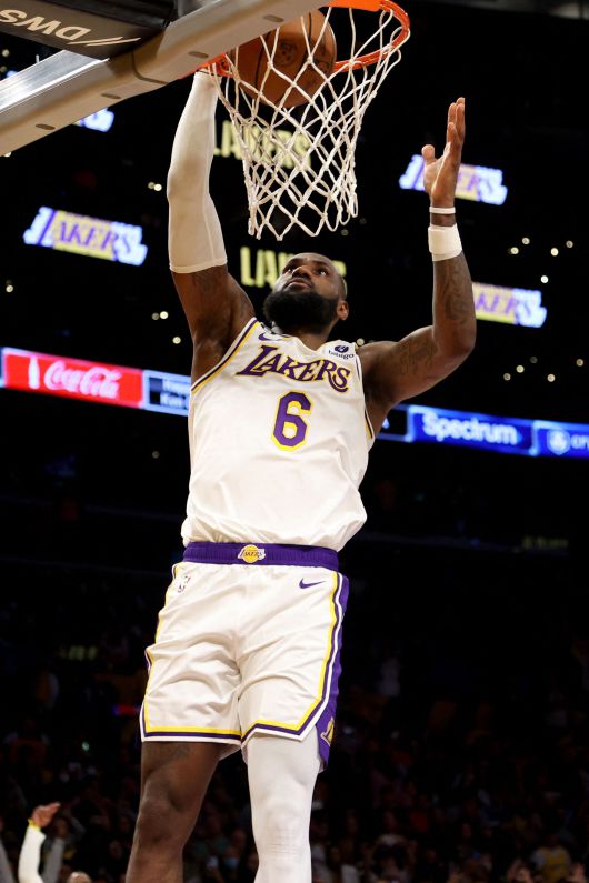 LA레이커스의 르브론 제임스가 24일 홈에서 열린 포틀랜드 트레일블레이저스전에서 슛을 넣고 있다. /USA투데이연합뉴스