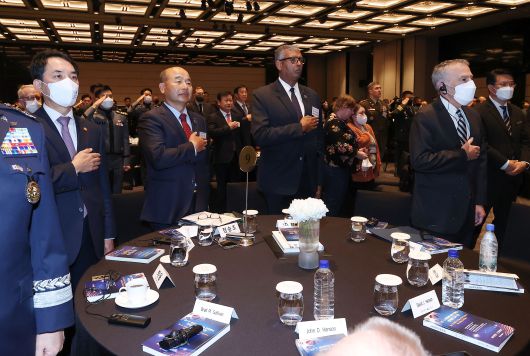 필립 골드버그 주한 미국대사(오른쪽)가 25일 오후 서울 용산구 그랜드하얏트서울에서 열린 20222 한미동맹 평화 컨퍼런스에 참석해 국기에 경례하고 있다. 왼쪽부터 박민식 국가보훈처장, 정승조 한미동맹재단 회장, 빈센트 브룩스 주한미군전우회장, 필립 골드버그 주한 미국대사. /연합뉴스