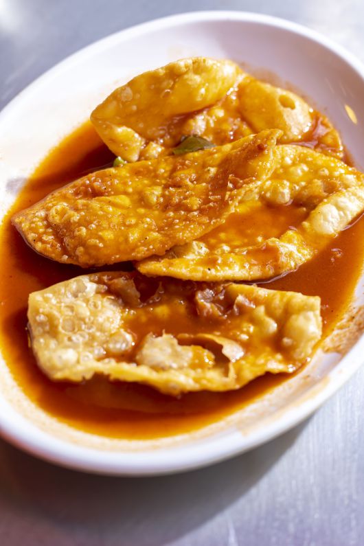 망우동 3대 떡볶이집의 또 다른 특징인 튀김 만두. 다른 지역에서 보기 힘든 형태와 맛이다./양수열 영상미디어 기자