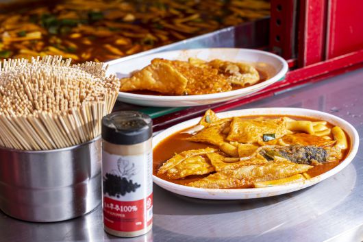 망우동 3대 떡볶이집은 후추를 써서 얼큰한 맛과 향을 더하거나, 국물에 넣지 않더라도 테이블마다 큼직한 후추통이 놓여 있다./양수열 영상미디어 기자