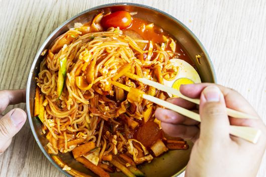 '묵동할머니떡볶이'에서 짜장 떡볶이만큼 인기인 냉쫄면./양수열 영상미디어 기자