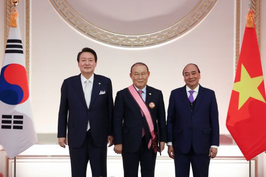윤석열 대통령이 5일 청와대 영빈관에서 열린 응우옌 쑤언 푹 베트남 국가주석 방한 국빈만찬에서 박항서 베트남 축구 국가대표팀 감독에게 수교훈장 흥인장을 수여한 후 기념촬영하고 있다./뉴시스