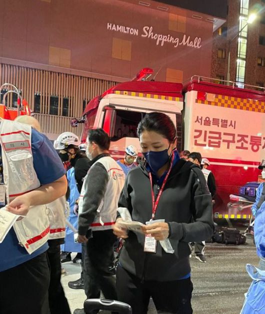 의사출신인 신현영 더불어민주당 의원이 지난 10월 30일 새벽 이태원 해밀턴 호텔 앞에서 명지대 DMAT 팀원과 함께 구조활동에 나선 모습. / 신현영 의원 페이스북 뉴스1